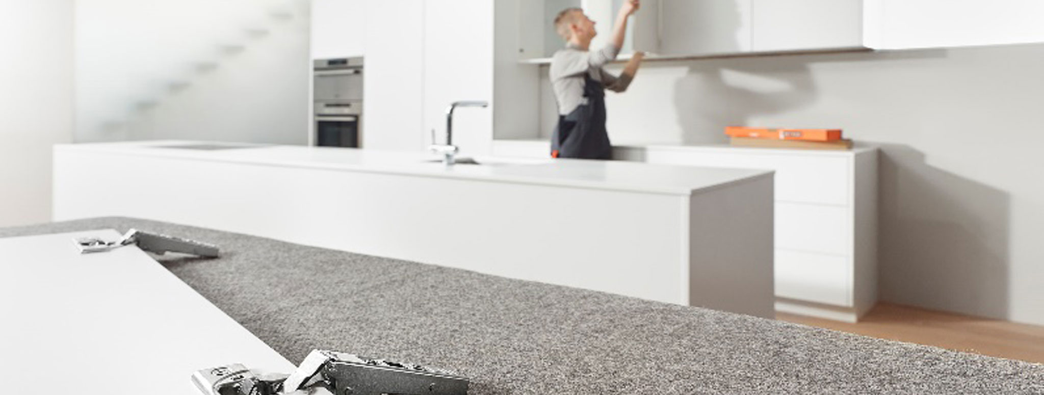 Fitting kitchen unit hinges